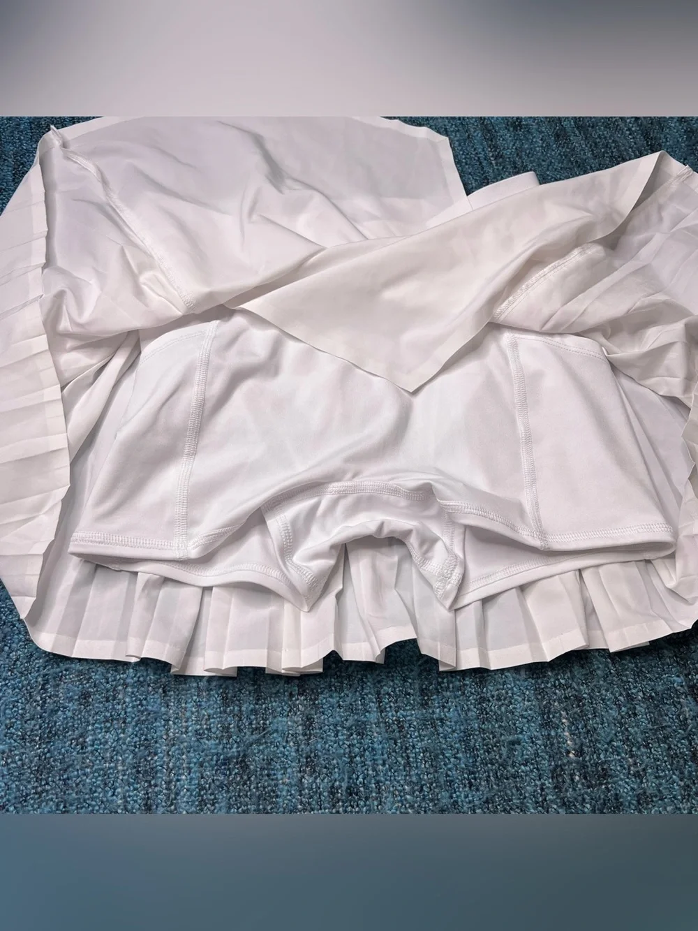 Alo Yoga Aces Tennis Skirt in White Women's XS/Small Pickleball Pleated Skort